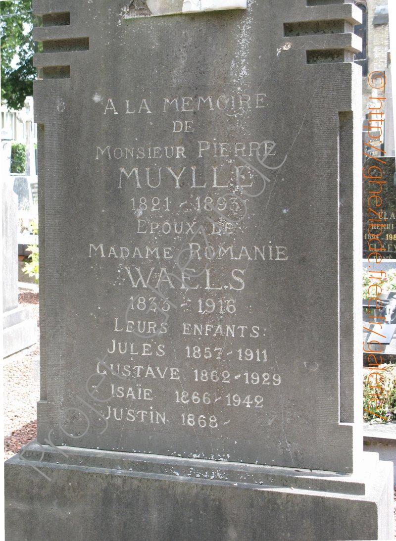 Tombe de Pierre MUYLLE époux de Dame Romanie WAELS, cimetière de Houtkerque (Photo A. Vanderlynden 29/06/2008).